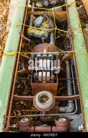 Detail des inneren Mechanismen einer verlassenen Kraftstoffpumpe an einer Tankstelle in Maryhill Stockfoto