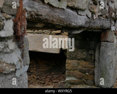 Foto d'un Cadre de Porte d'une Maison en Ruine, sur la Pointe Saint Mathieu, Tres vielle maison Breton en Ruine Stockfoto