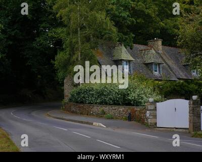 Belle maison Bretonne au Bord d'une route en pleine Foret, Ancienne Maison traditionnelle au Toit De ardoise, Le Conquet, Bretagne, Frankreich Stockfoto