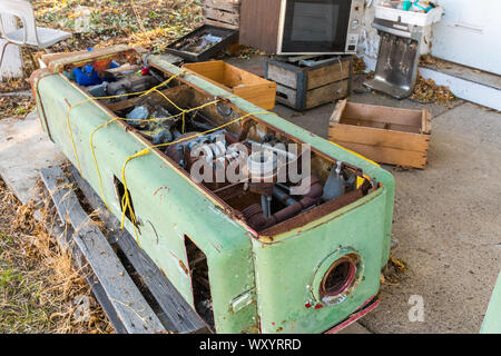 Detail des inneren Mechanismen einer verlassenen Kraftstoffpumpe an einer Tankstelle in Maryhill Stockfoto