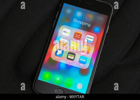 Schwarz Apple iPhone mit Symbolen der Shopping Medien: eBay, AliExpress, Amazon, PayPal, Portemonnaie, Alibaba und anderen App auf dem Touchscreen Stockfoto