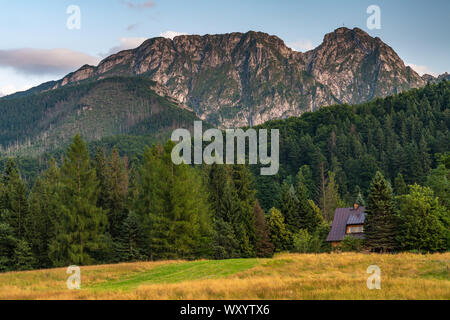 Den Berg Giewont massiv in den Bergen der Hohen Tatra in Polen. Stockfoto