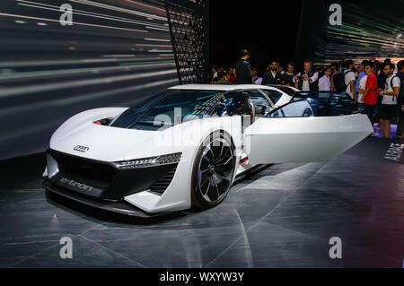 Die neuen weißen Audi PB 18 e-tron und Audi AI: Rennen elektrischen Sportwagen auf der IAA 2019 vorgestellt Stockfoto