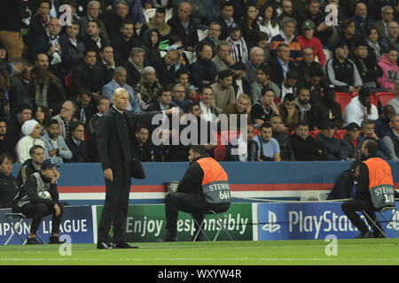 Paris, Frankreich. 18 Sep, 2019. Real Madrid FC Trainer ZINEDINE ZIDANE während der UEFA Champions League, Gruppe A Spieltag 1 zwischen Paris Saint Germain und Real Madrid FC im Parc des Princes Stadium - Paris - Frankreich. PSG gewann mit 3:0 Quelle: Pierre Stevenin/ZUMA Draht/Alamy leben Nachrichten Stockfoto