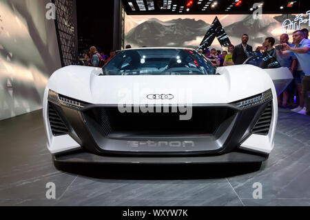 Die neuen weißen Audi PB 18 e-tron und Audi AI: Rennen elektrischen Sportwagen auf der IAA 2019 vorgestellt Stockfoto