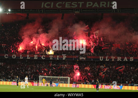 Paris, Frankreich. 18 Sep, 2019. Paris SG fanÃs in Aktion während der UEFA Champions League, Gruppe A Spieltag 1 zwischen Paris Saint Germain und Real Madrid FC im Parc des Princes Stadium - Paris - Frankreich. PSG gewann mit 3:0 Quelle: Pierre Stevenin/ZUMA Draht/Alamy leben Nachrichten Stockfoto