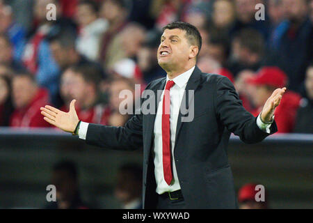 München, Deutschland. September, 2019 18. Vladan MILOJEVIC, Trainer, Team Manager Belgrad, Gestikulieren, geben Anweisungen, Aktion, Bild, Geste, hand Bewegung, zeigen, interpretieren, Mimik, FC BAYERN MÜNCHEN - Roter Stern Belgrad 3-0 UEFA Fußball Champions League, München, 18. September 2019, Saison 2019/2020, Gruppenphase, Gruppe B, FCB, Rot, Bayern, Roter Stern, München, Belgrad © Peter Schatz/Alamy leben Nachrichten Stockfoto