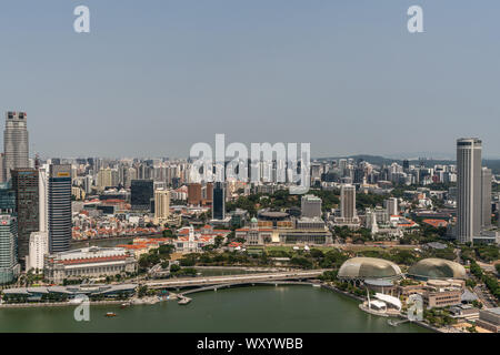 Singapur - 21. März 2019: Aufnahme von Sands Dach. Birds Eye View auf Victoria und Esplanade Theater, National Gallery, Oberstes Gericht, und Hunderte von Stockfoto