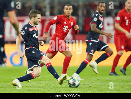 München, Deutschland. September, 2019 18. Marko Marin, Belgrad Nr. 10 konkurrieren um die Kugel, Bekämpfung, Duell, Kopfzeile, Zweikampf, Action, Kampf gegen Thiago ALCANTARA, FCB 6 FC BAYERN MÜNCHEN - Roter Stern Belgrad 3-0 UEFA Fußball Champions League, München, 18. September 2019, Saison 2019/2020, Gruppenphase, Gruppe B, FCB, Rot, Bayern, Roter Stern, München, Belgrad © Peter Schatz/Alamy leben Nachrichten Stockfoto