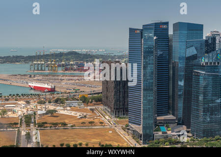 Singapur - 21. März 2019: Aufnahme von Sands Dach. Vögel Auge Ansicht am Meer mit Containerhafen und Teil des Financial District unter Licht blauer Himmel. Stockfoto