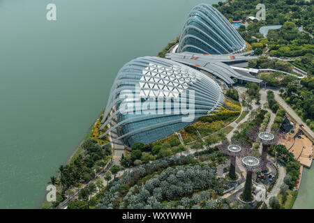 Singapur - 21. März 2019: Aufnahme von Sands Dach. Birds Eye closeup von Blumen- und Nebelwald Glaskuppeln mit grünlichen Bucht auf der einen Seite und der t Stockfoto