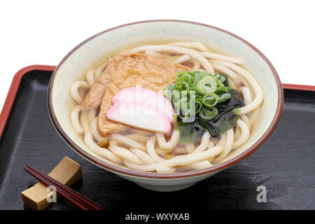 Japanische Kitune udon Nudeln in eine keramische Schüssel auf Holz- fach Stockfoto