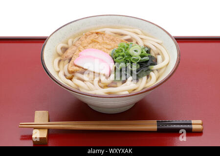 Japanische Kitune udon Nudeln in eine keramische Schüssel auf Holz- fach Stockfoto