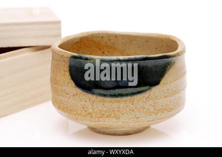 Single Kaffee Schüssel in japanischen Matcha Tee Zeremonie auf weißem hackgrond verwendet Stockfoto