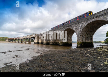 Eisenbahnbrücke über den Fluss Tavy Devon Dartmoor Plymouth für die Tamar Valley Pkw Bahn Mit dem Zug auf der Brücke Stockfoto