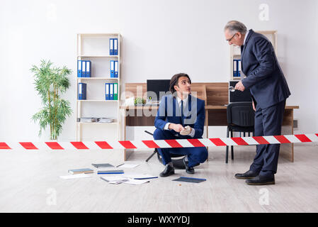 Die beiden Experten Kriminologen, die im Büro Stockfoto