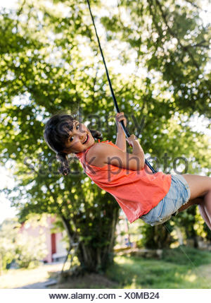 Bild von netten Mädchen schwingen in Hängematte auf Hinterhof in warmem