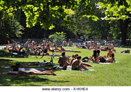 Menschen sonnen sich im englischen Garten unterhalb der Monopteros