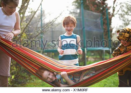 Kleine Kinder spielen im Garten