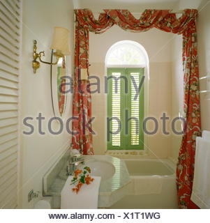 Rot gemusterte Vorhänge in rot Bad mit Glas-Dusche Schrank und schwarze