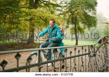 Deutschland Bayern Munchen Englischer Garten Paar Reiten