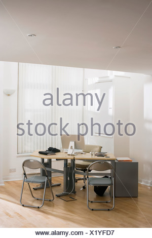 Zwei leere Klappstuhl auf dem grünen Rasen Stockfoto, Bild ...