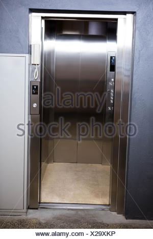 Aufzug mit offenen Türen Stockfoto, Bild: 146778757 - Alamy