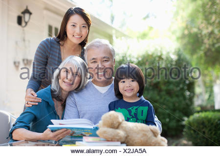 Asiatischer mann mit mädchen aus