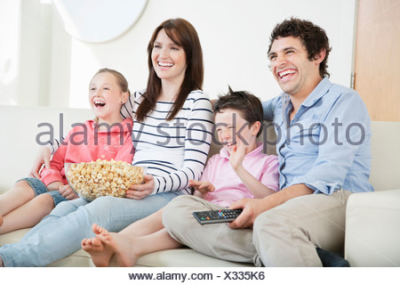 Glückliche Familie Freude beim Fernsehen auf dem sofa ...