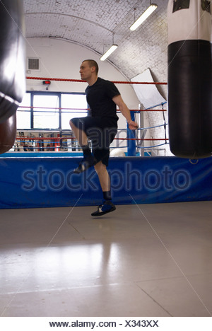 Boxer Seilspringen In Turnhalle Stockfotografie Alamy