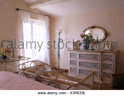 Land Schlafzimmer mit einer Kommode und ein schmiedeeisernes ... Französischer landhausstil schlafzimmer
Französischer landhausstil schlafzimmer
Land Schlafzimmer mit einer Kommode und ein schmiedeeisernes ...