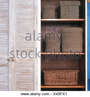 Louvre Türen am Schrank in modern gefliestes Badezimmer mit Glaswand