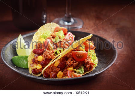 Tex-Mex-Küche mit einer Portion zwei Mais Tacos mit Hackfleisch ... Tex-Mex-Küche mit einer Portion zwei Mais Tacos mit Hackfleisch ...