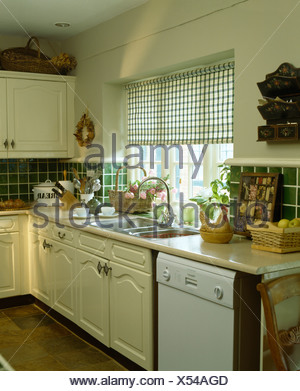 Fenster über der Spüle und Geschirrspüler in kleinen Wirtschaft-Stil