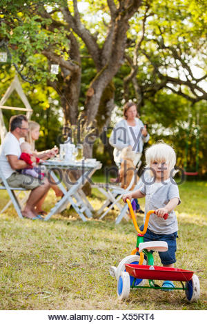 Familie mit drei Kindern (12-17 Monate, 2-3) in Hinterhof, Havdhem, Gotland, Schweden