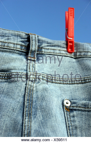 Haushalt, Wäsche waschen, Hausfrauen hängende Wäsche auf der