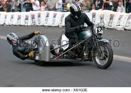 1952-Triumph-Motorrad mit Beiwagen an einem Oldtimer Motorrad-Rennen in