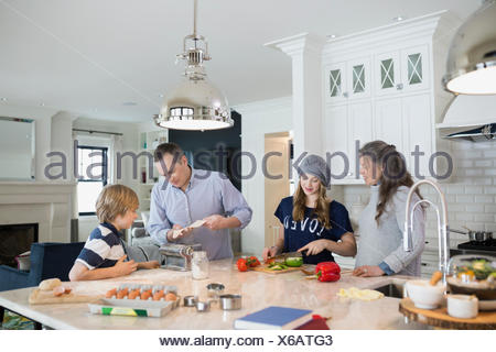 Zwei Mädchen, zeigen etwa 12 Jahren die sandigen Füßen Stockfoto, Bild