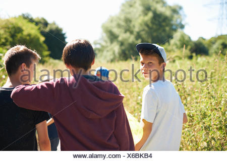 Porträt eines jungen mit Mütze mit Freunden Stockfoto