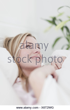 Nachdenkliche Frau Mann im Bett schlafen Handauflegen Stockfotografie