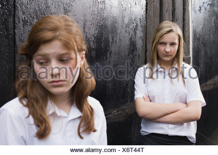 Ein Junges Girl Kommt Von Der Schule Heim Ein Junges Girl Kommt Von Der Schule Heim