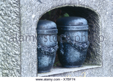 Urnen Kapsel Zum Vergraben - Grauer Behälter Für Einäscherungsurne, 40x40x40 Cm, Mit Gedenktafel