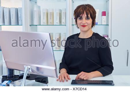 Frau Friseur Salon Rezeption Friseur Und Beauty Klinik Friseursalon Stockfotografie Alamy