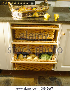 Nahaufnahme der Küche Lagerung Körbe in Creme Einheit mit Obstkorb auf