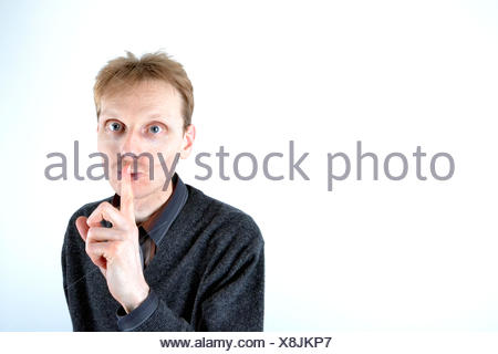 Blonden Mann, der seinen Finger an der Mündung