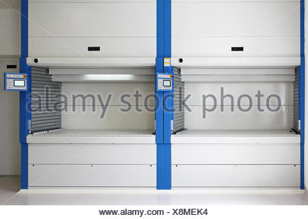 Paternosterregal Space Saver für die Lagerung im Lagerhaus Stockfoto