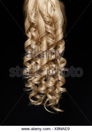 Blonde Haare Lange Locken Schwarzer Hintergrund Stockfotografie Alamy