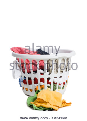 Wäschekorb voller schmutziger Kleidung Stockfoto, Bild: 5218093 - Alamy