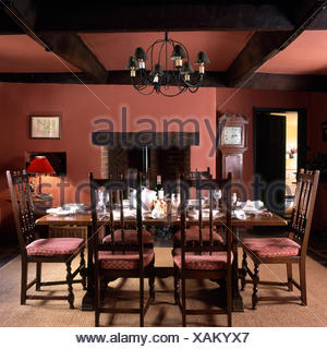 Antiker Tisch und Stühle im Land Esszimmer mit Tapeten und ...