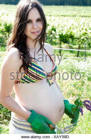 Schwangere Frau Gartenarbeit Im Freien Stockfotografie Alamy